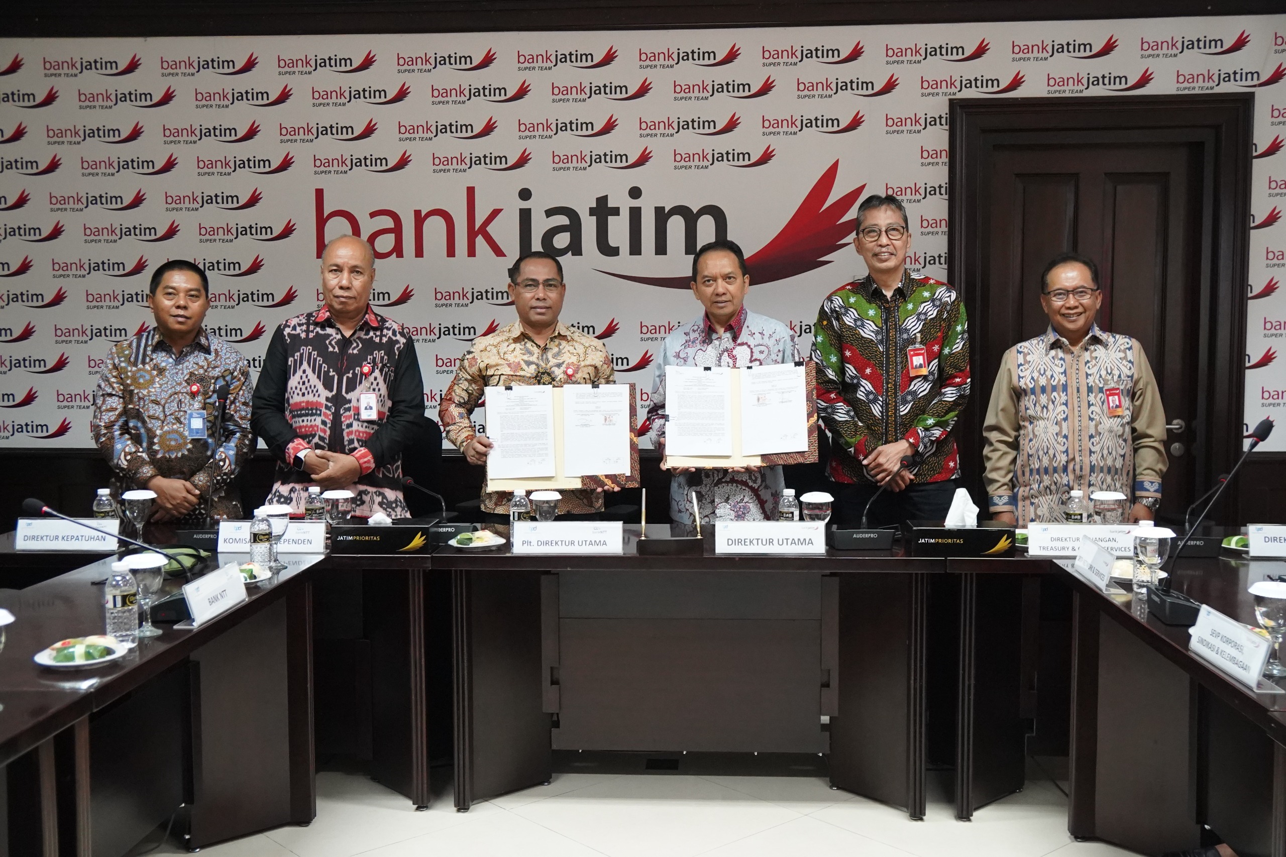 bankjatim melakukan penandatanganan kerja sama dengan Bank NTT tentang Layanan Jasa Keuangan Dalam Rangka Penyelenggaraan Sharing Biller