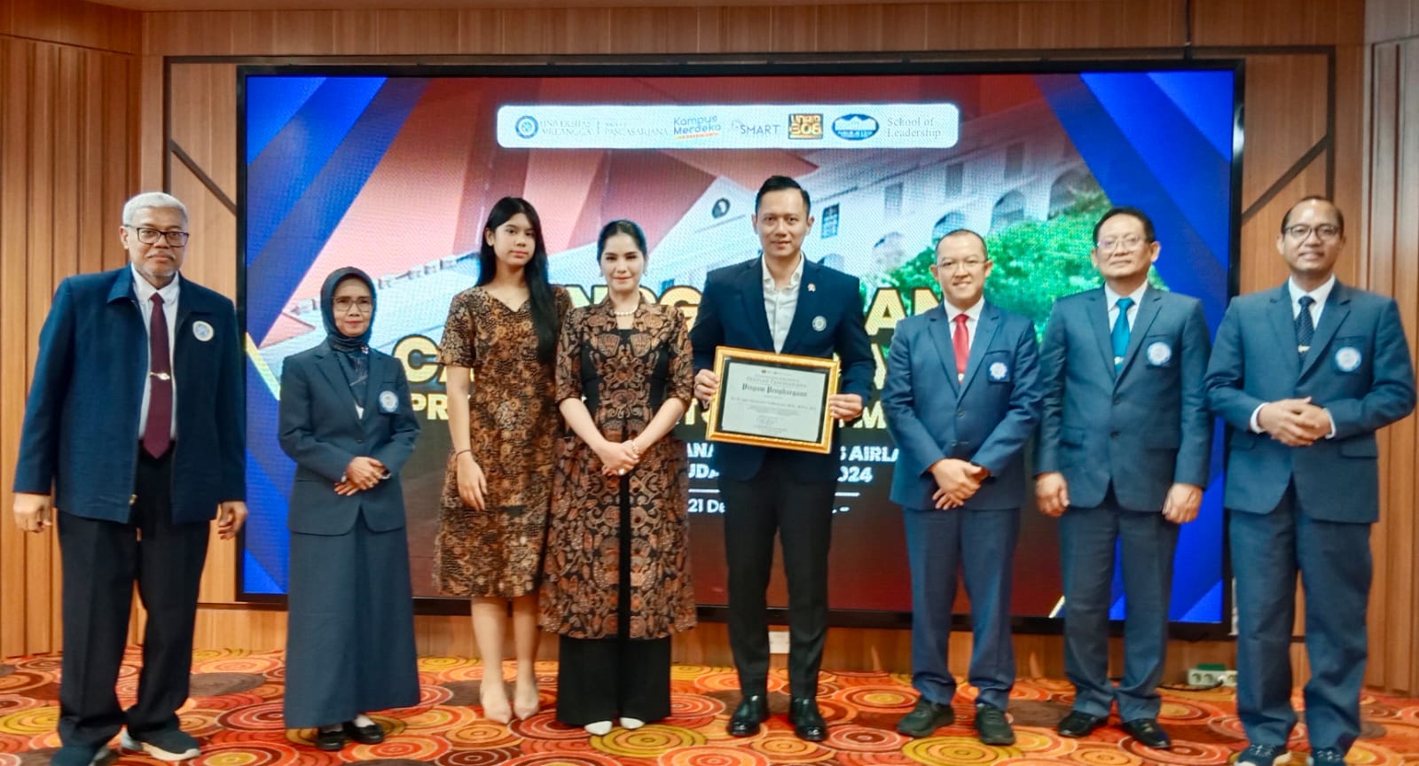 Menteri Koordinator (Menko) Infrastruktur dan Pembangunan Kewilayahan Agus Harimurti Yudhoyono (AHY) saat Penggelaran Calon Wisudawan Program Doktor dan Magister Sekolah Pascasarjana Unair Periode Wisuda Desember 2024 di Surabaya, Sabtu, (21/12) 