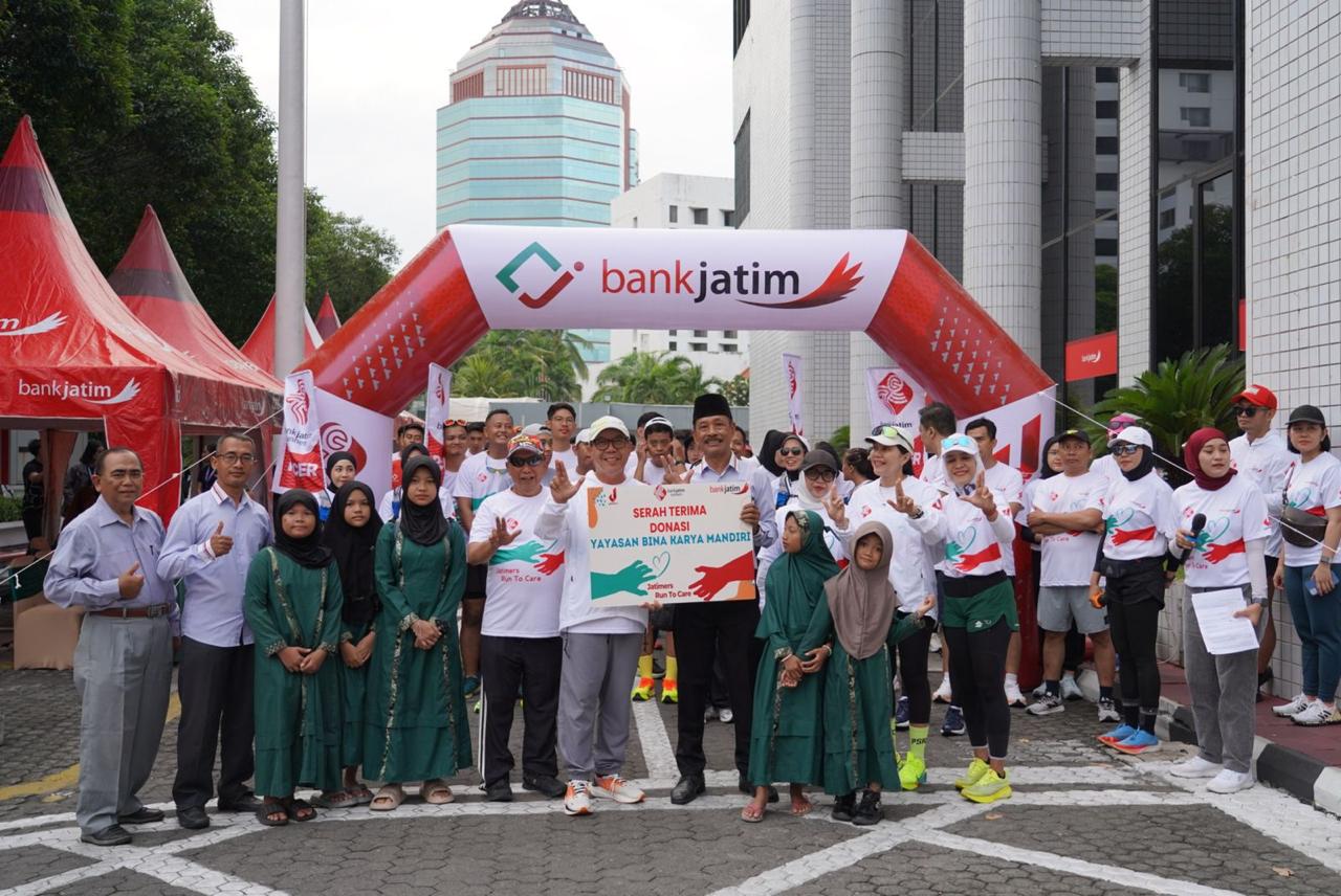 Mengambil start dari Kantor Pusat Bank Jatim, kegiatan yang bertajuk “Jatimers Run To Care” ini dikuti oleh para Runner Jatimers dari seluruh Cabang Bank Jatim