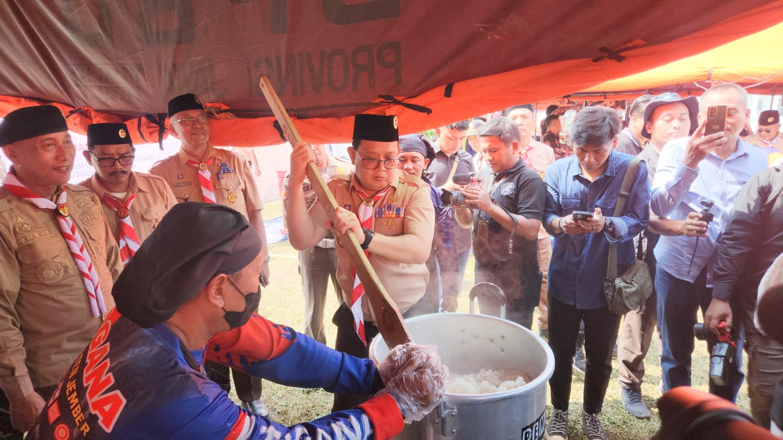 Pj Gubernur Jatim Hadiri Simulasi Makan Bergizi Gratis di Jember