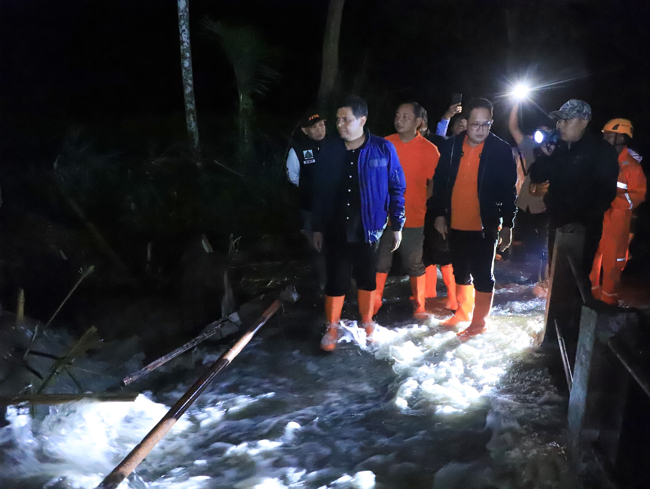 Penjabat (Pj) Gubernur Jawa Timur Adhy Karyono turun langsung meninjau lokasi banjir bandang yang Penjabat (Pj) Gubernur Jawa Timur Adhy Karyono turun langsung meninjau lokasi banjir bandang melanda Dusun Peh, Desa Gunungsari, Kecamatan Maesan, Kabupaten 