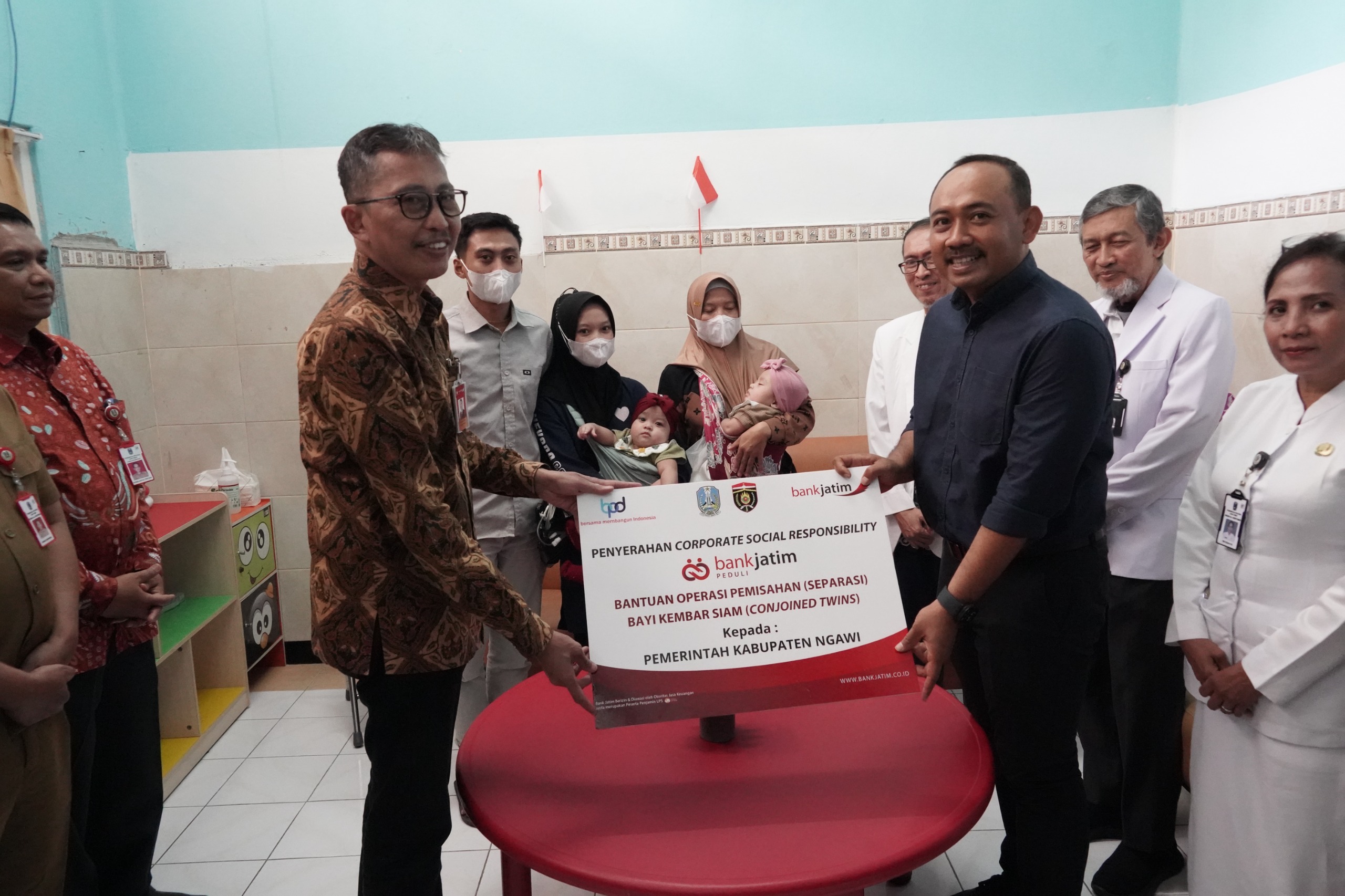 CSR BanknJatim diserahkan secara simbolis oleh Direktur Utama bankjatim Busrul Iman kepada Bupati Ngawi Ony Anwar Harsono pada hari Senin (13/1).