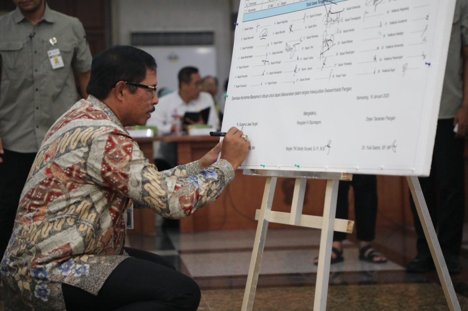 Penjabat (Pj) Gubernur Jawa Tengah Nana Sudjana dalam rapat koordinasi pencapaian swasembada pangan di Ghradika Bhakti Praja, Kamis (16/1/2025).