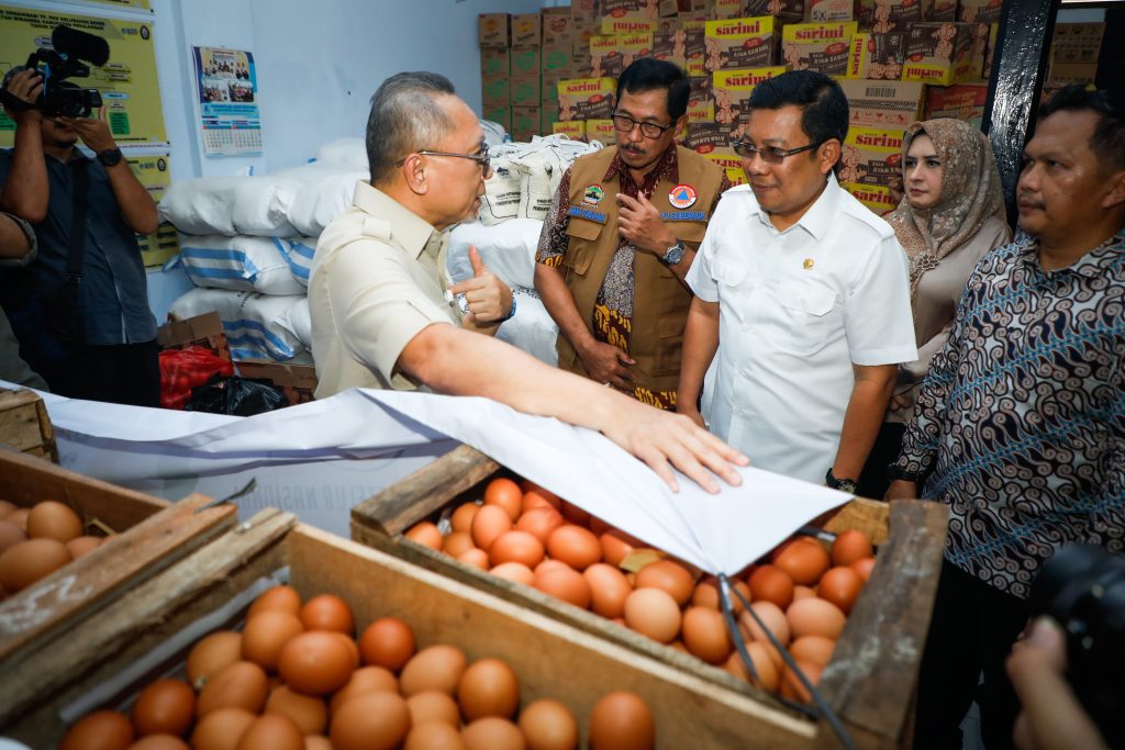 Penjabat (Pj) Gubernur Jawa Tengah, Nana Sudjana bersama Menko Bidang Pangan RI Zulkifli Hasan, dan Kepala Bapanas, Arief Prasetyo, mengunjungi masyarakat terdampak banjir di Kabupaten Pekalongan, Sabtu (25/1/2025).