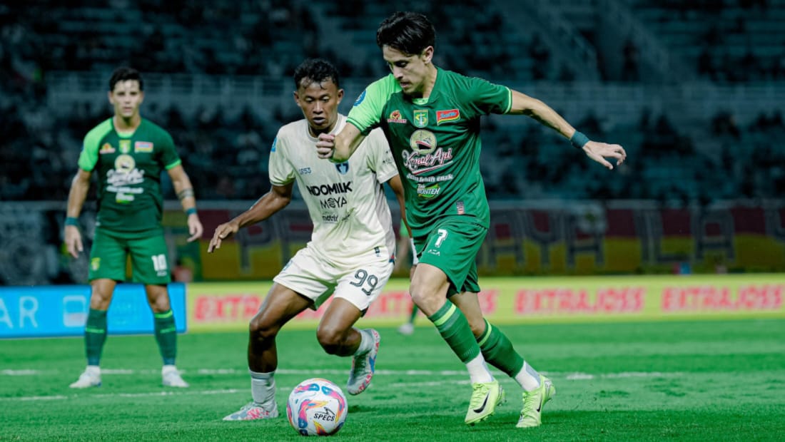 Francisco Rivera mencoba melewati penjagaan pemain Persita Tangerang. (Persebaya)
