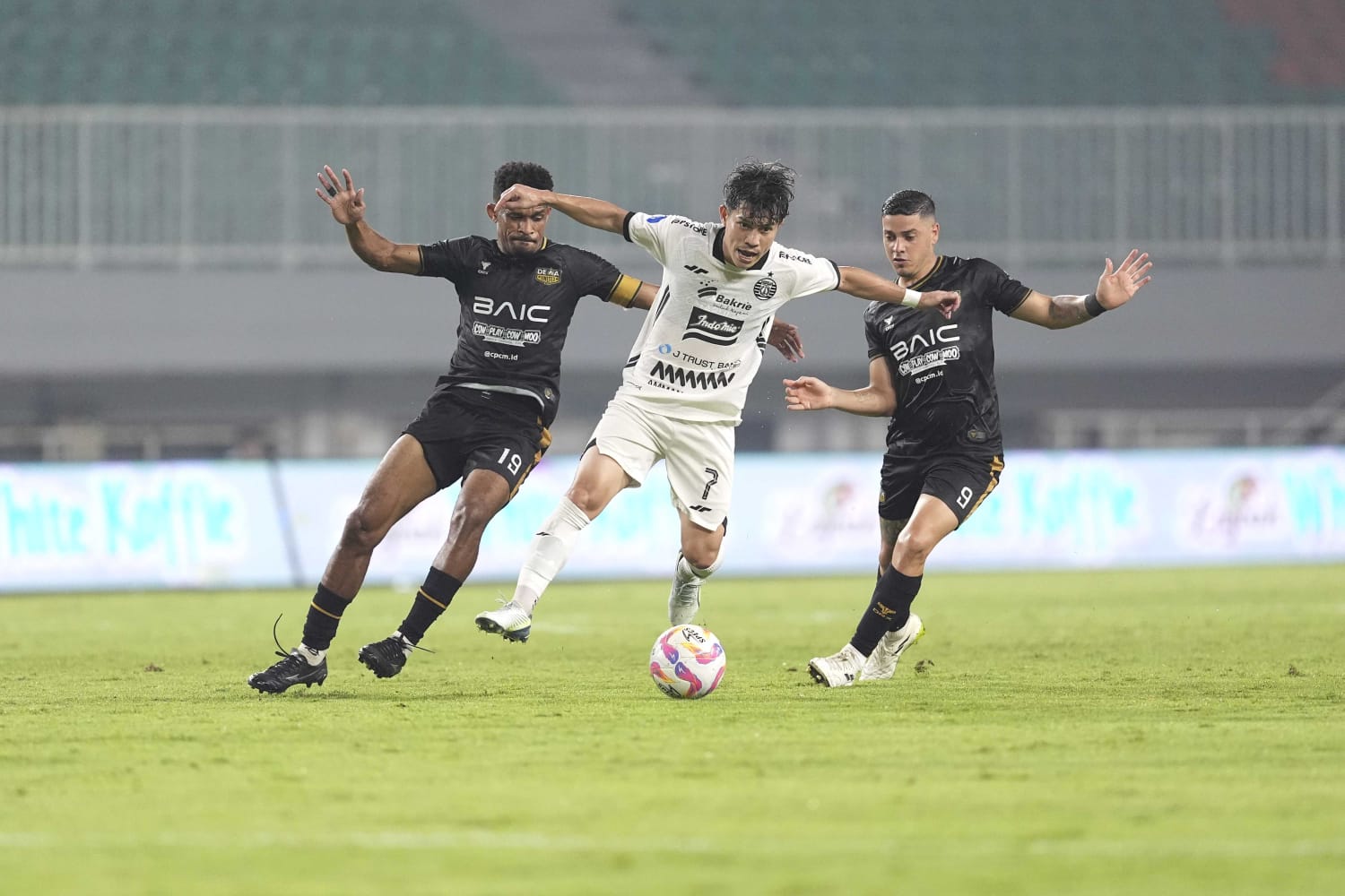 Persija Jakarta harus menelan pil pahit usai takluk 1-2 dari Dewa United di Stadion Pakansari, Kabupaten Bogor, Sabtu (8/2/2025) malam
