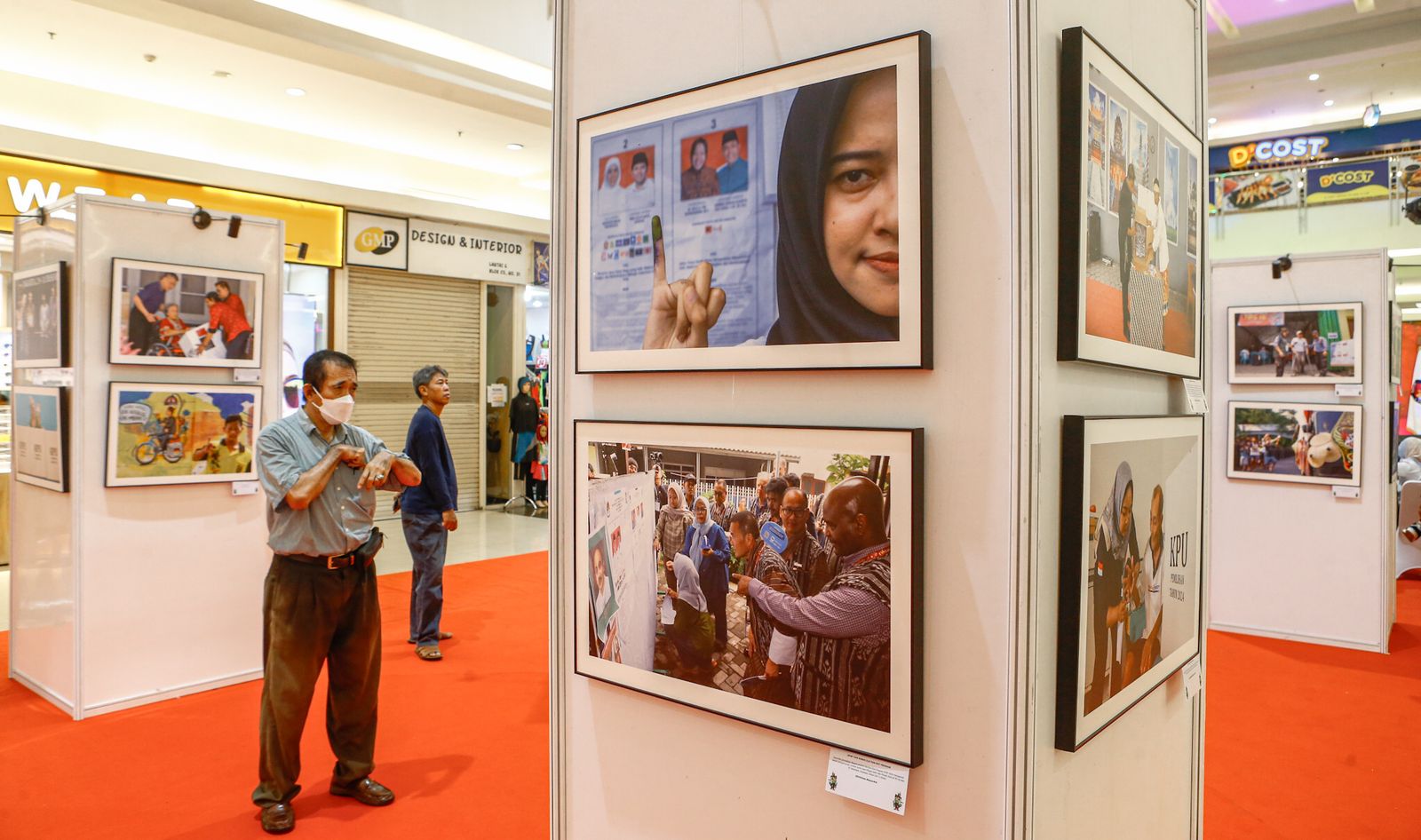 Komisi Pemilihan Umum (KPU) Jawa Timur bersama Pewarta Foto Indonesia (PFI) Surabaya resmi membuka Pameran Foto dan Karikatur Pilkada Serentak 2024 di Atrium B Lantai G Royal Plaza Surabaya, Kamis (13/2/2025). 