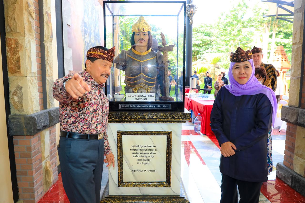 Gubernur Jawa Timur terpilih, Khofifah Indar Parawansa, saat mengunjungi Kraton Majapahit Jakarta di Cipayung, Jakarta Timur, Rabu (19/2), sehari jelang pelantikannya.