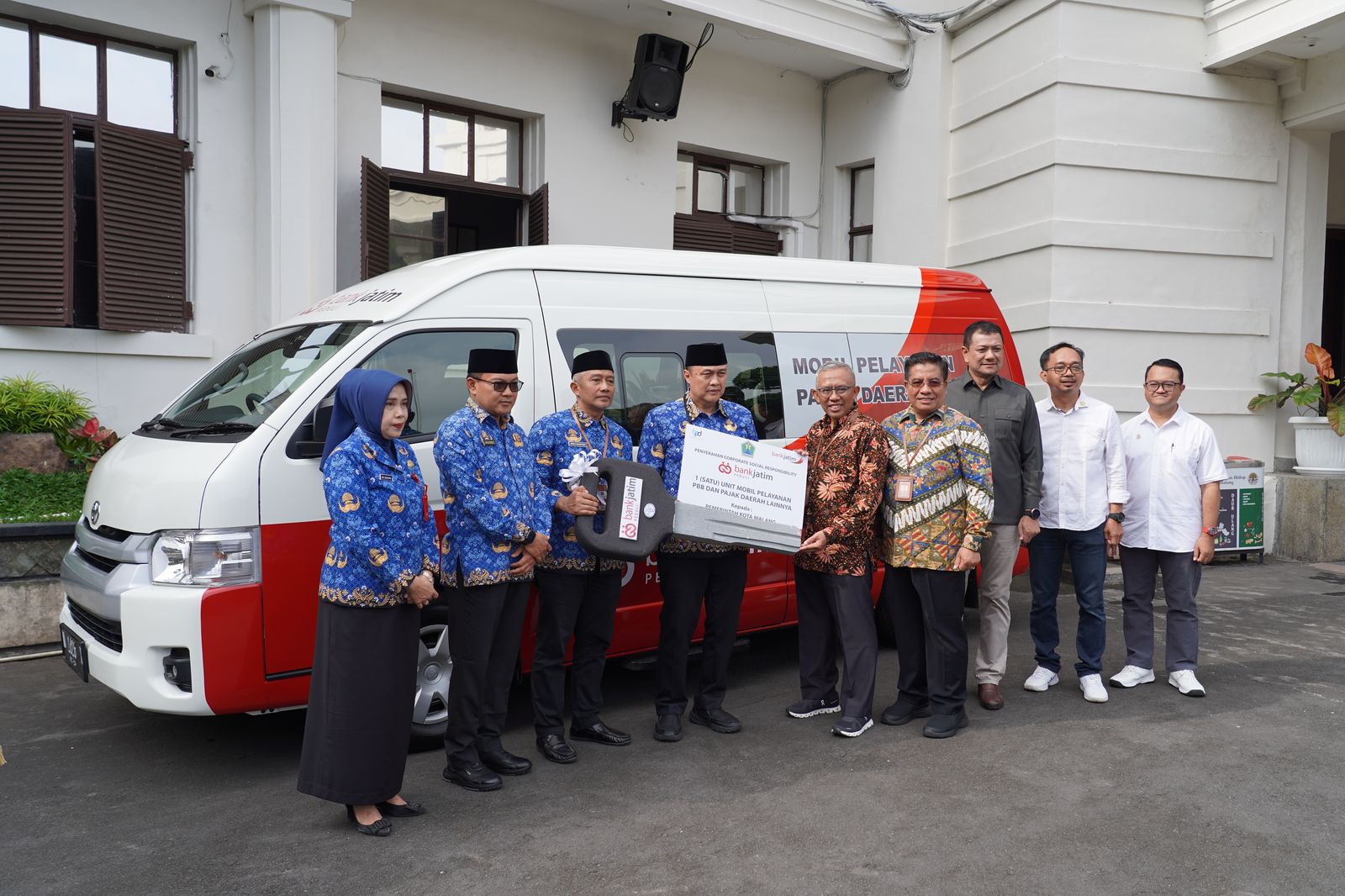CSR berupa 1 unit mobil pelayanan pembayaran PBB dan pajak daerah lainnya itu diserahkan oleh Direktur Manajemen Risiko bankjatim Eko Susetyono kepada Pj Walikota Malang Iwan Kurniawan pada hari Senin (17/2).