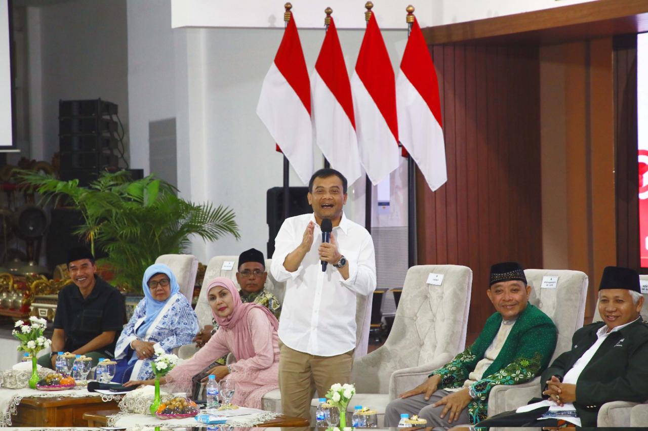 Gubernur Jawa Tengah Ahmad Luthfi 
 dalam acara Nongkrong Bareng dan Silaturahmi dengan Gubernur Jawa Tengah di Pendopo Kabupaten Kendal pada Jumat (7/3) malam.

