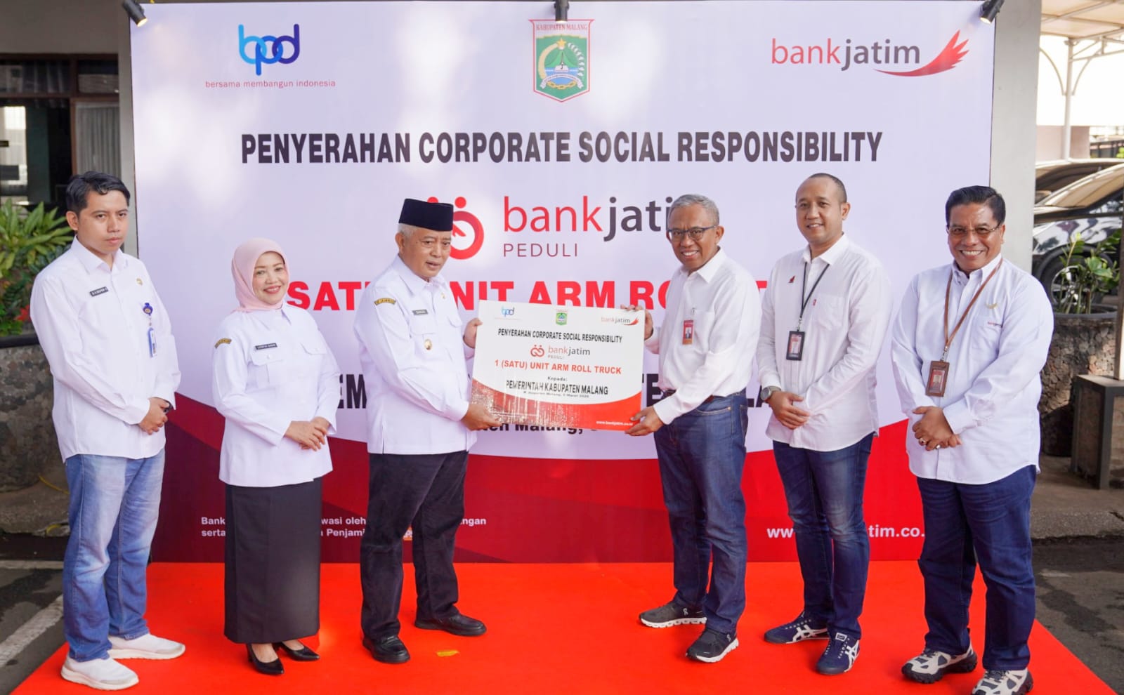 penyerahan CSR Bank Jatim dilakukan secara simbolis oleh Direktur Manajemen Risiko Bank Jatim Eko Susetyono kepada Bupati Malang Sanusi dengan didampingi oleh Wakil Bupati Malang Lathifah Shohib, Rabu (5/3).