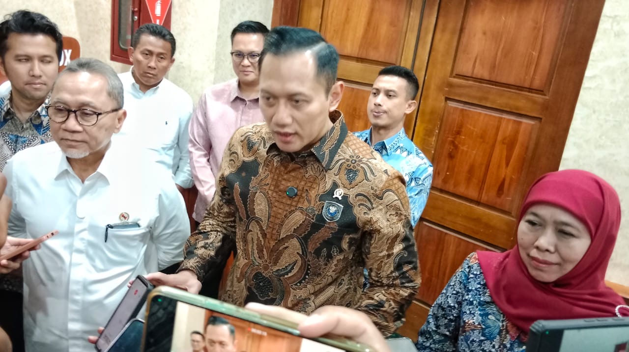 Menteri Koordinator Infrastruktur dan Pembangunan Kewilayahan, Agus Harimurti Yudhoyono dalam forum strategis yang diinisiasi oleh Gubernur Jawa Timur bersama Wakil Gubernur serta para kepala daerah se-Jawa Timur, Jumat (15/3), di Surabaya