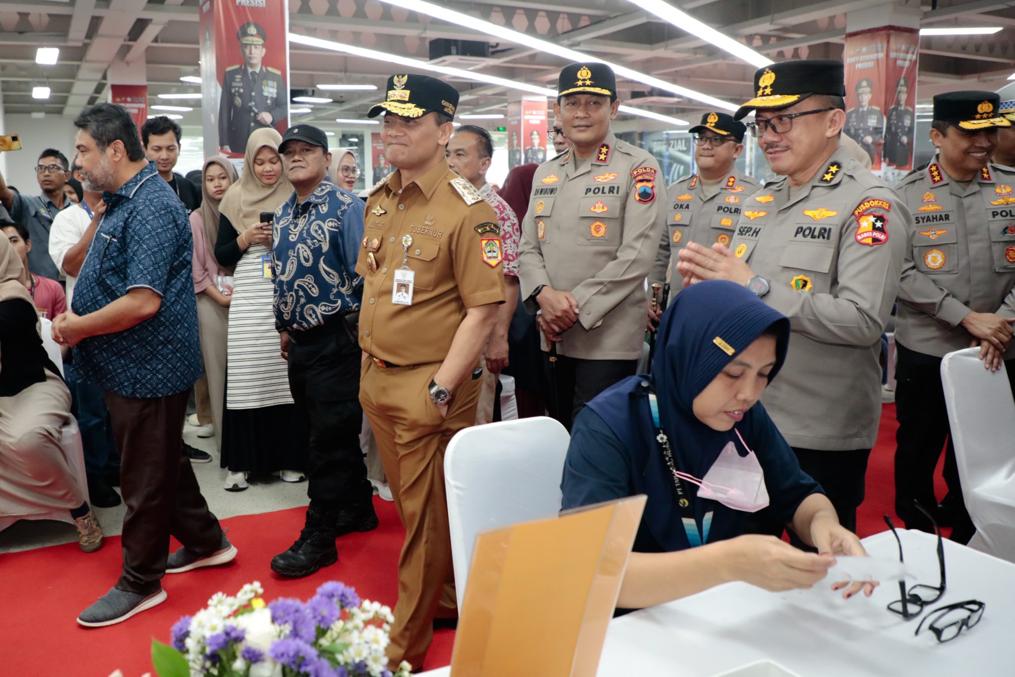  Gubernur Jawa Tengah Ahmad Luthfi saat mengunjungi pabrik PT Tah Sung Hung di Kabupaten Brebes, Rabu (19/3/2025)