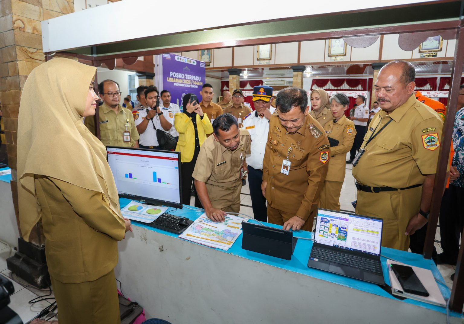 Gubernur Jawa Tengah, Ahmad Luthfi saat meninjau Posko Terpadu Lebaran 2025 di Kantor Dinas Perhubungan Jateng, Semarang, Seini (24/3)