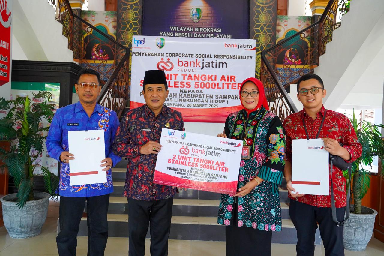Bertempat di Kantor Pemkab Sampang, CSR tersebut diserahkan oleh Pemimpin Bank Jatim Cabang Sampang Erny Dewi S kepada Sekretaris Daerah Kabupaten Sampang Yuliadi Setiyawan pada hari Kamis (20/3)