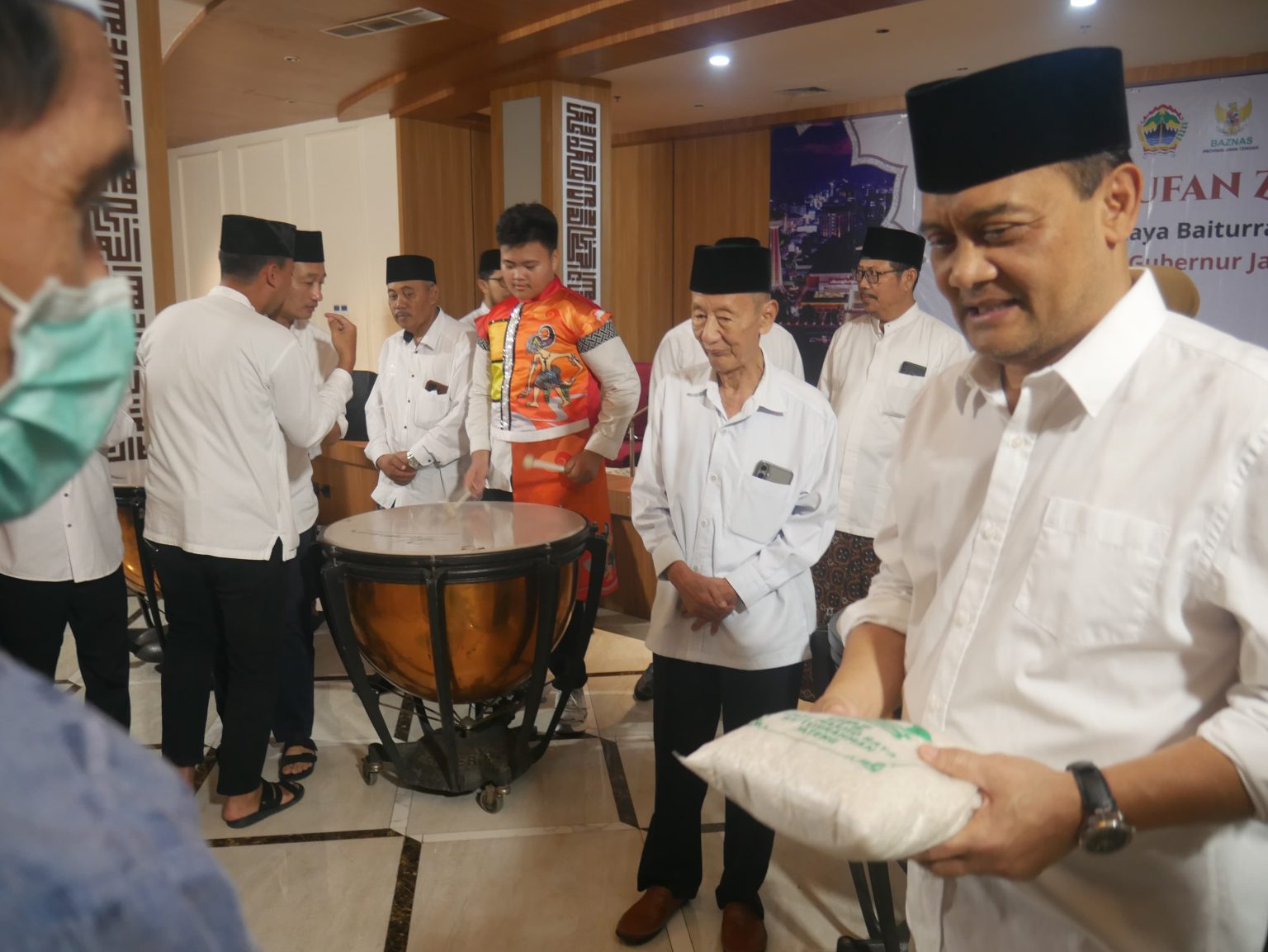 Gubernur Jawa Tengah, Ahmad Luthfi, secara simbolis menyerahkan bantuan kepada para mustahik di Masjid Baiturrahman Simpang Lima, Semarang, pada Minggu (30/3/2025) malam