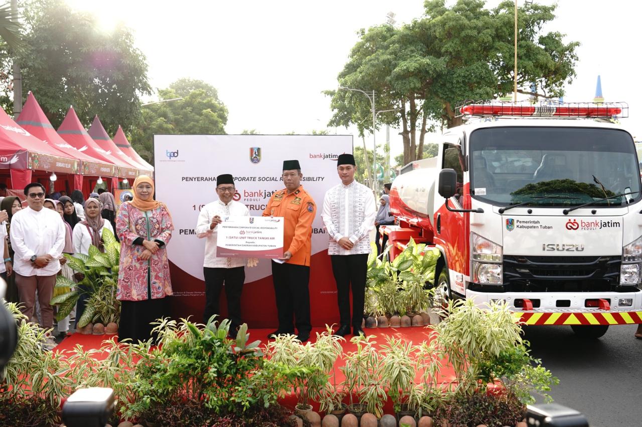 Bank Jatim) secara resmi telah menyerahkan bantuan Corporate Social Responsibility (CSR) kepada Pemerintah Kabupaten Tuban. Bantuan yang diberikan berupa satu unit truk tangki air.