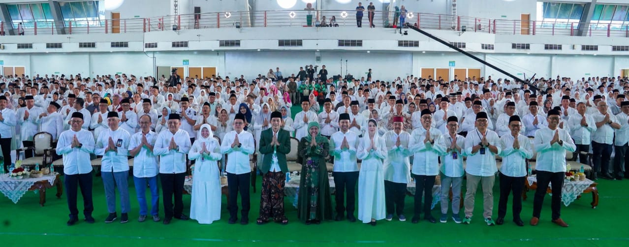 Halal Bihalal bersama Gubernur Jawa Timur, Wakil Gubernur Jawa Timur, Gus Iqdam, Keluarga Besar BUMD, serta Pelaku KUMKM Se-Jawa Timur di JX International Surabaya pada hari Kamis (10/4).