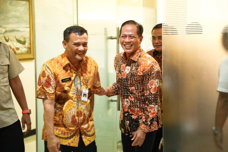 Gubernur Jawa Tengah Ahmad Luthfi usai pertemuannya dengan Menteri Lingkungan Hidup dan Kehutanan (LHK) Hanif Faisol Nurofiq di Jakarta, Selasa (15/4/2025).