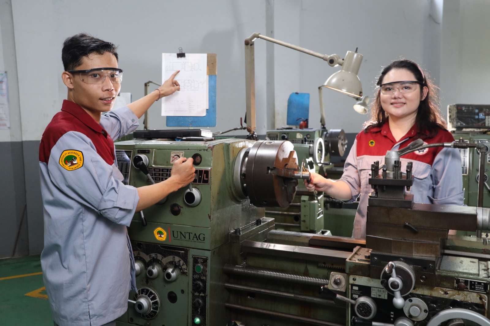 Melalui Fakultas Vokasi, kampus merah-putih ini resmi meluncurkan Program Studi (Prodi) Sarjana Terapan (D4) Teknologi Rekayasa Manufaktur, sebagai respon nyata terhadap tantangan dunia industri yang makin kompleks dan serba presisi.