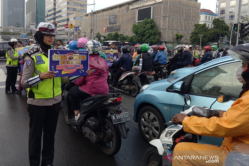 Personel Direktorat Lalu Lintas (Ditlantas) Polda Metro Jaya menggelar sosialisasi pemberlakuan tilang elektronik (Electronic Traffic Law Enforcement/ETLE) untuk kendaraan roda dua di simpang Sarinah, Menteng, Jakarta Pusat, Senin (3/2/2020). ANTARA/Fiand