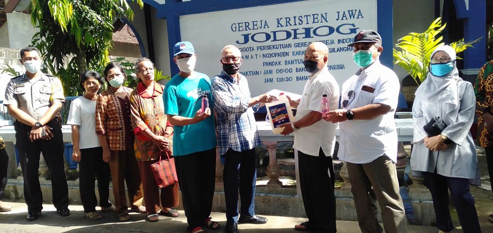 Bupati Bantul bantu penyemprotan di Gereja Kristen Jawa Jodhog, Bantul. (Foto: hdw)