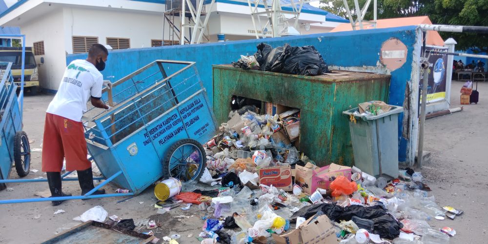 Tumpukan sampah di sekitar Pelabuhan Sanana. (HMP/Cho).