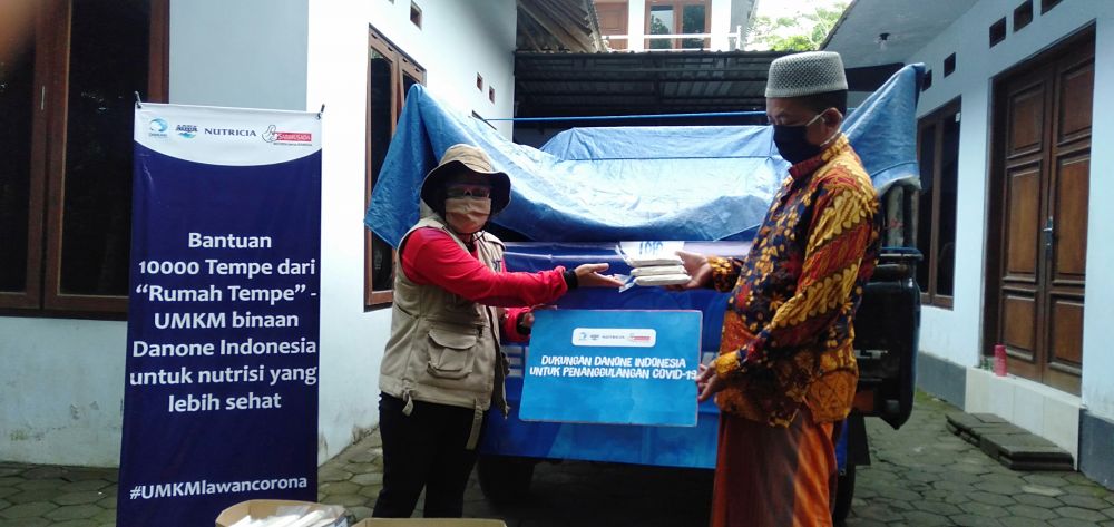 Danone Indonesia bagikan 10 ribu tempe untuk kelompok rentan terdampak COVID-19 (Foto: HMP/hdw)