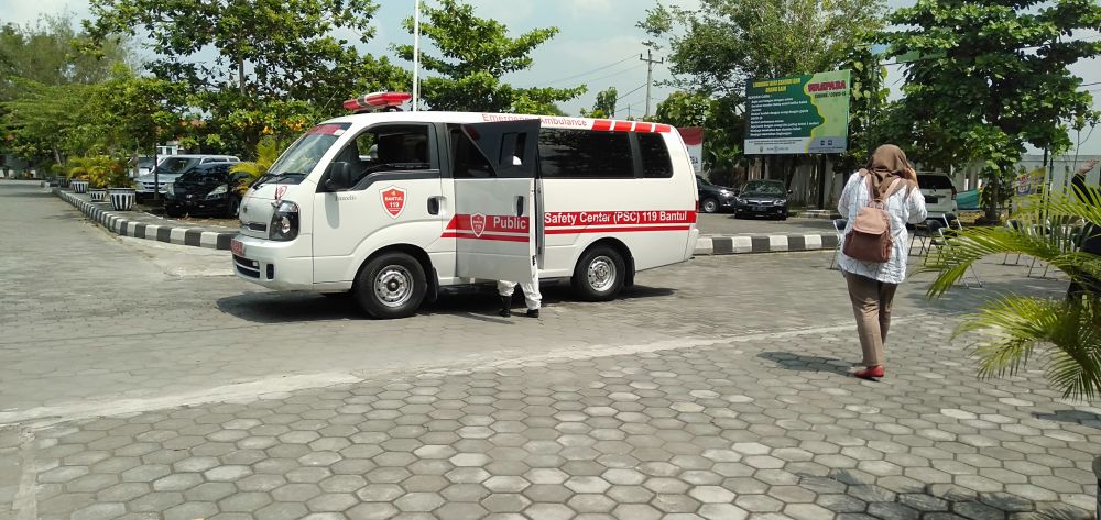 Ambulance jemput pasien reaktif Covid-19 (Foto: HMP/Daru)