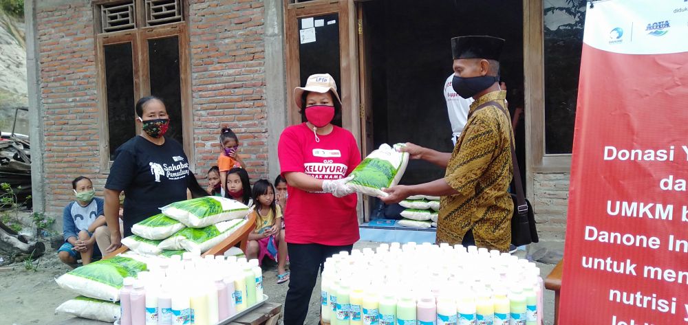 PT Sarihusada salurkan bantuan kepada pemulung di TPST Piyungan, Bantul, Yogyakarta (Foto: HMP/Daru)