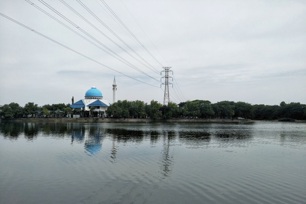 Waduk SIER yang diduga tempat penampungan limbah pabrik-barik di kawasan Rungkut Industri, Surabaya. (Foto HMP/Zulfikar)  