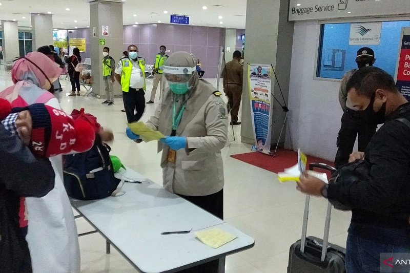 Pemeriksaan dokumen kesehatan penumpang yang tiba di Bandara Domine Eduard Osok Sorong. (ANTARA/Ernes Kakisina)