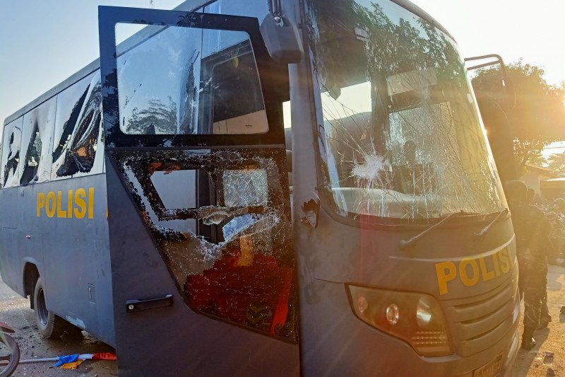 Bus operasional polisi dirusak oleh sekelompok orang tidak dikenal dalam aksi penyerangan Mapolsek Ciracas di Jalan Raya Bogor, Jakarta Timur, Sabtu(29/8/2020). (ANTARA/Andi Firdaus).
