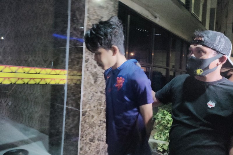 Pelaku penikaman Syek Ali Jaber saat di bawa polisi ke Mapolresta Bandarlampung guna pemeriksaan lebih lanjut. Minggu malam. (14/9/2020). (ANTARA/Dian Hadiyatna)
