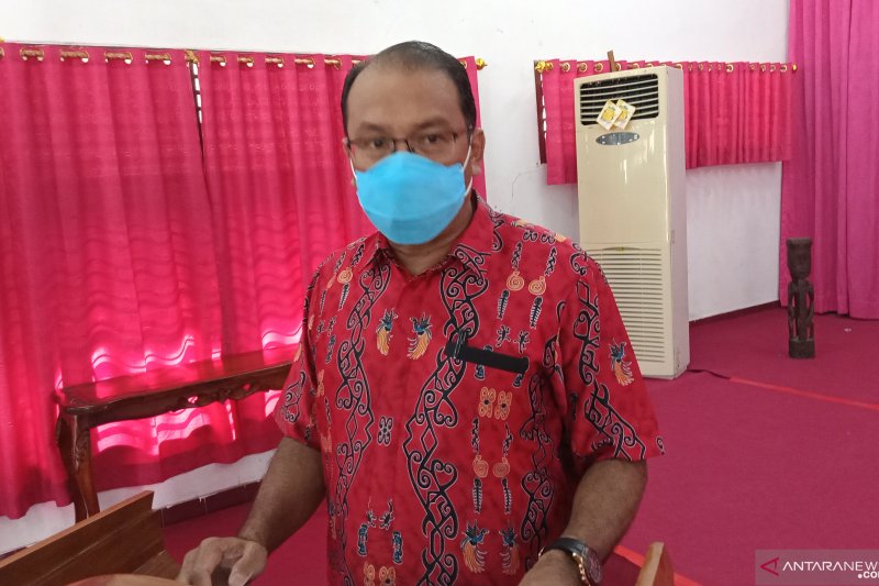 Juru Bicara Satuan Tugas Penanganan COVID-19 Kota Sorong Ruddy Rudolf Lakku. ANTARA/Ernes Kakisina

