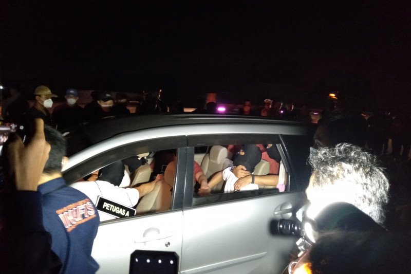 Sebuah adegan di titik lokasi keempat dalam rekonstruksi penembakan anggota FPI di jalan Tol Jakarta-Cikampek. (ANTARA/Ali Khumaini)

