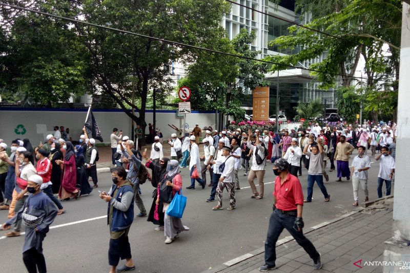 Kepolisian membubarkan massa aksi demonstrasi 1812 yang berkonsentrasi di Patung Kuda, Monas, Gambir, Jakarta Pusat, pada Jumat siang (18/12/2020). ANTARA/Fianda Sjofjan Rassat

