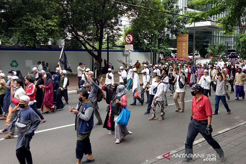 Kepolisian membubarkan massa demonstrasi 1812 yang berkonsentrasi di Patung Kuda, Monas, Gambir, Jakarta Pusat, pada Jumat siang (18/12/2020). ANTARA/Fianda Sjofjan Rassat/aa.
