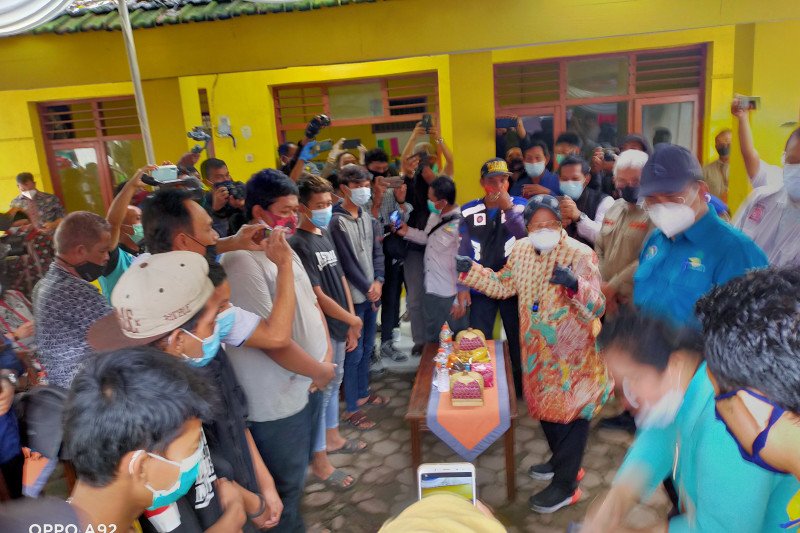 Menteri sosial Tri Rismaharini saat memberikan bantuan ke penghuni Yayasan Mojopahit di Lingkungan Balong Cangkring, Kelurahan Mentikan, Kecamatan Prajurit Kulon, Kota Mojokerto, Jawa Timur, Sabtu. (Indra)