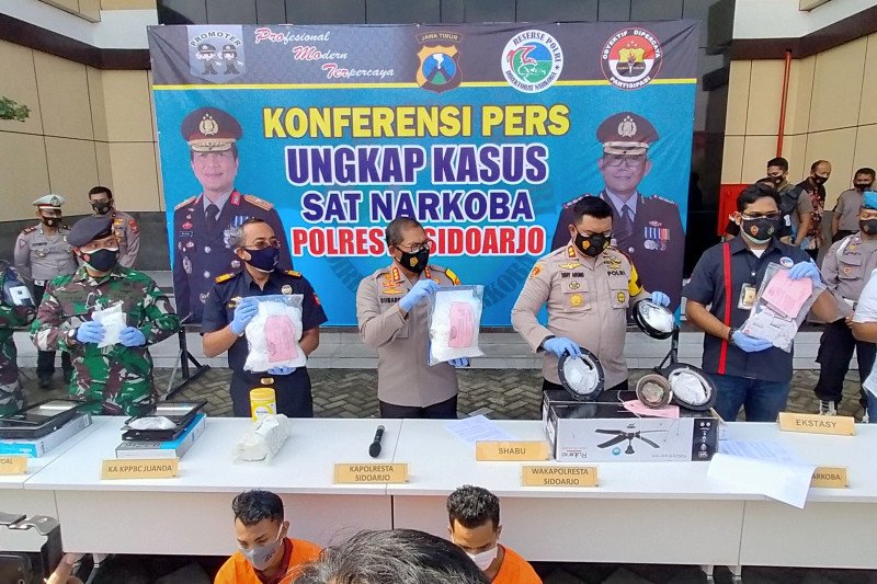 Ungkap kasus narkoba sabu-sabu seberat 6 kilogram di Mapolresta Sidoarjo, Kamis (14/1/2021). (ANTARA/Indra)