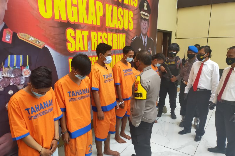 Kapolresta Sidoarjo Kombespol Sumardji saat mengintrogasi pelaku penganiayaan di wilayah hukum setempat (Indra)
