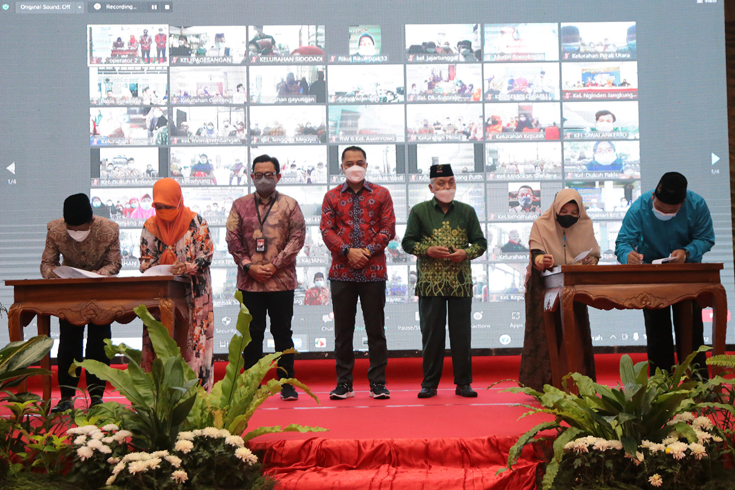 Wali Kota Surabaya Eri Cahyadi memberikan insentif bulanan kepada 2236 penghafal Al-Quran (hafidz) dan 143 moden secara simbolis di lantai 6 Gedung Sawunggaling, Jumat (25/2/2022).