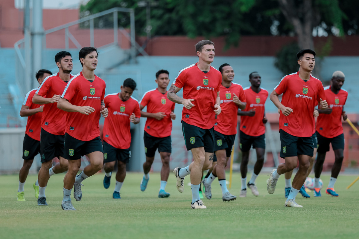 Punggawa Bajol Ijo saat melakukan pemanasan sebelum latihan dimulai di Stadion Gelora 10 Nopember, Selasa (22/10) sore. (Persebaya)