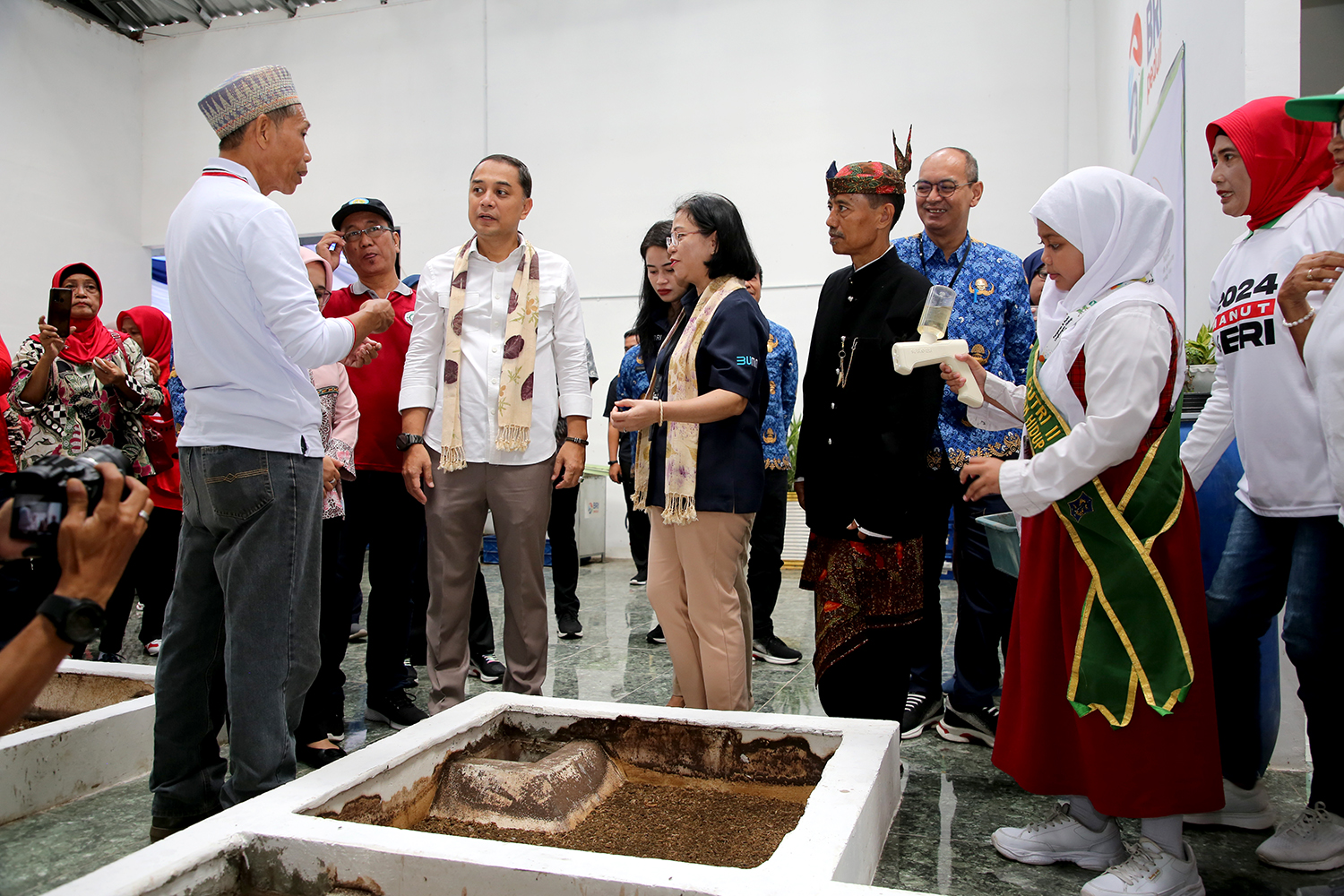 Wali Kota Surabaya Eri Cahyadi didampingi Ketua TP PKK Kota Surabaya Rini Indriyani meresmikan Rumah Maggot dan Eco Enzim di  Jambangan, Surabaya, Senin (18/3/2024). 
