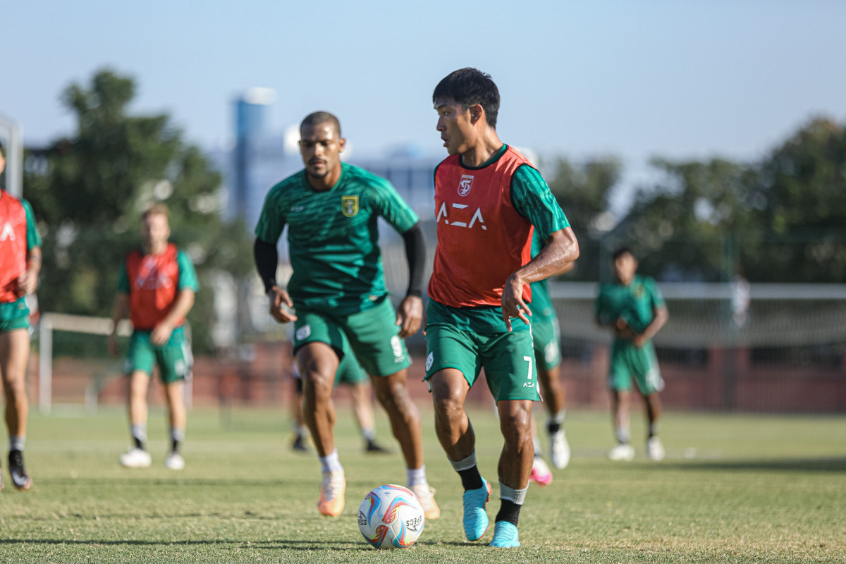 Song Ui-Young saat sesi latihan game, Rabu (30/8) sore. (Persebaya)