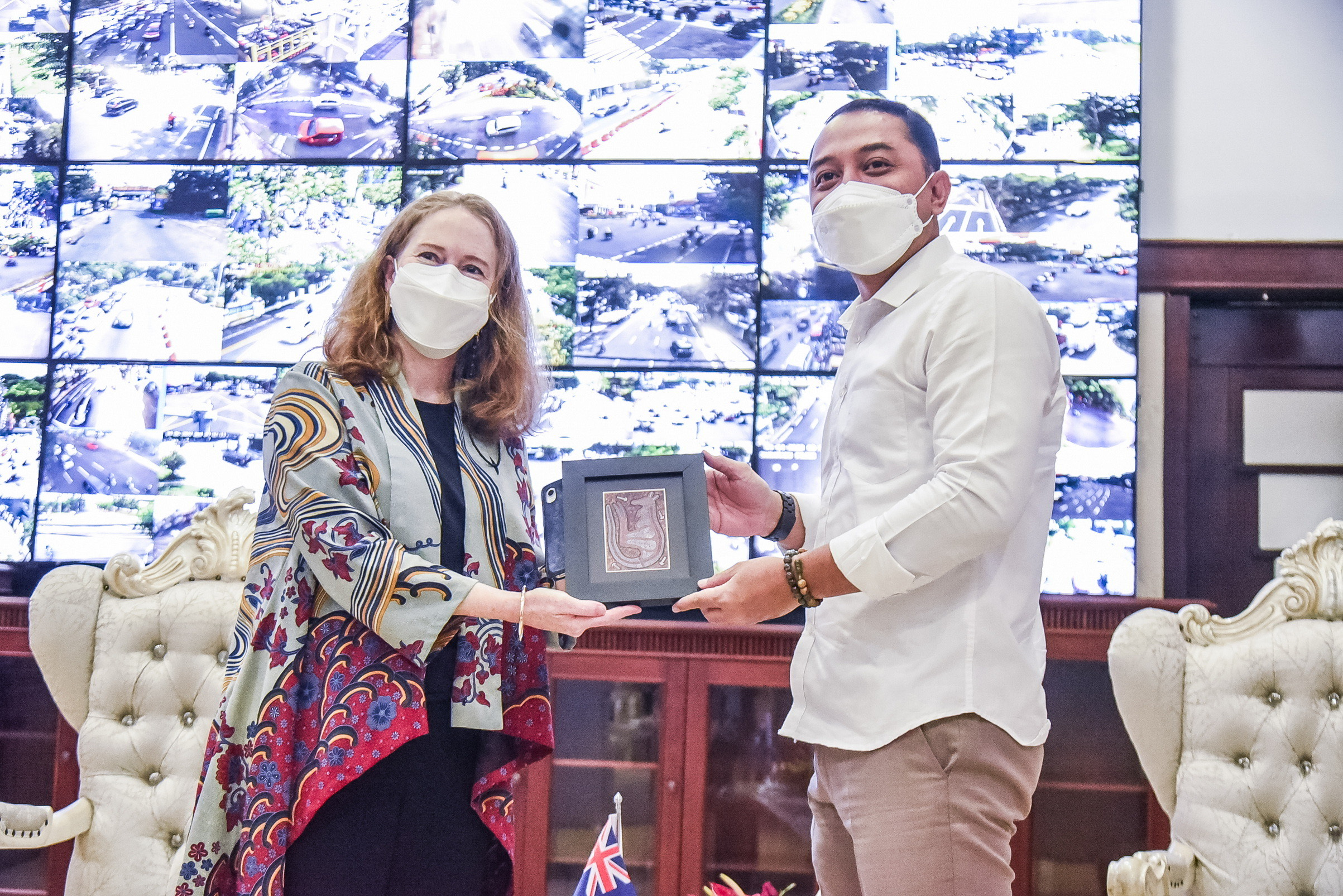  Wali Kota Surabaya Eri Cahyadi menrima kunjungan dari Konsulat Jenderal (Konjen) Australia di Surabaya Fiona Hoggart, di ruang kerjanya Rabu (6/4/2022) pagi