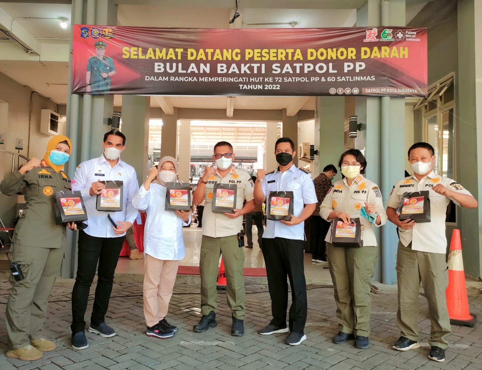 Satpol PP memperingati HUT ke-72 dan Satlinmas yang ke-60. Perayaan HUT kali ini digelar dengan cara donor darah di halaman Kantor Satpol PP, Jalan Jaksa Agung Suprapto No. 6 Kota Surabaya. 