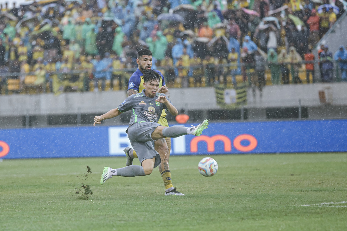 Wildan Ramdhani melepaskan tendangan ke gawang Barito Putera. (Persebaya)