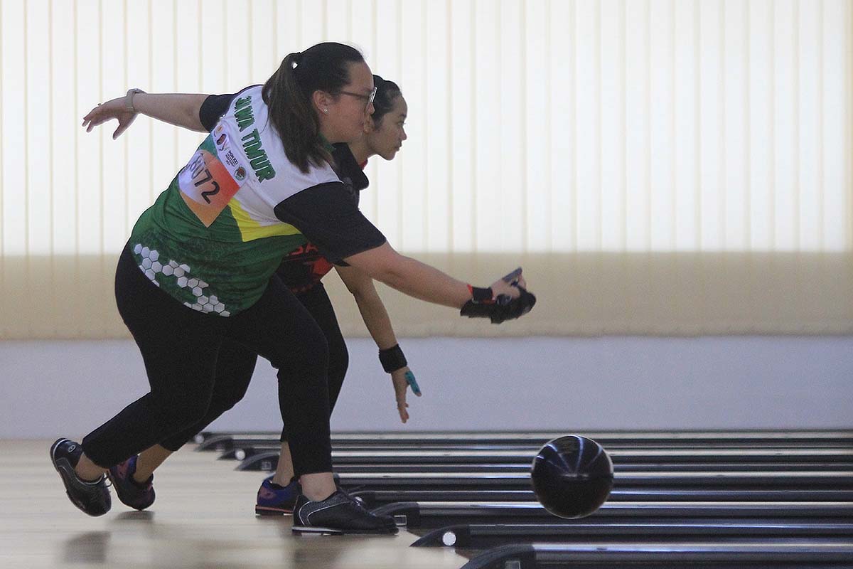 Tim boling putri Jawa Timur yang diwakili oleh Sharon Limansantoso, Putty Armein, Shinta Ceysaria Yunita, dan Tannya Roumimper berhasil melaju ke babak semifinal cabang olahraga boling kategori Tim-4 Putri