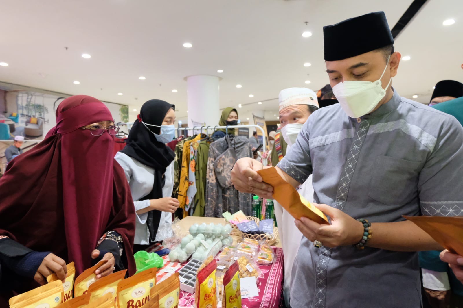 Wali Kota Surabaya Eri Cahyadi menghadiri sekaligus memberikan pengarahan dalam Pembukaan Festival Ramadan 1443 H Majelis Wakil Cabang Nahdlatul Ulama (MWCNU) Wonokromo di Marvel City Mal, Surabaya, Jumat (15/4/2022) 